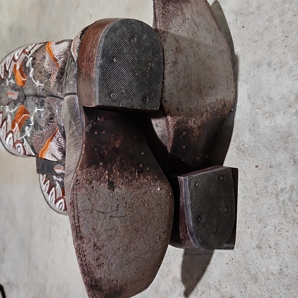 Embroidered Western Cowboy Boots - Picture 4 of 7